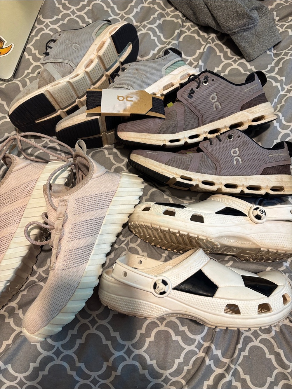On Cloud kids size Y5 running shoes lot size 5